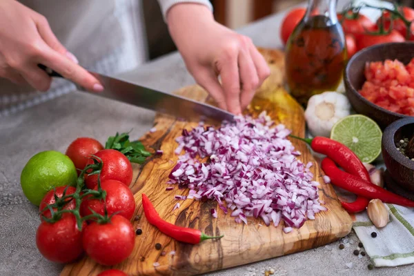 Donna Che Taglia Taglia Cipolla Con Coltello Tavola Legno — Foto Stock