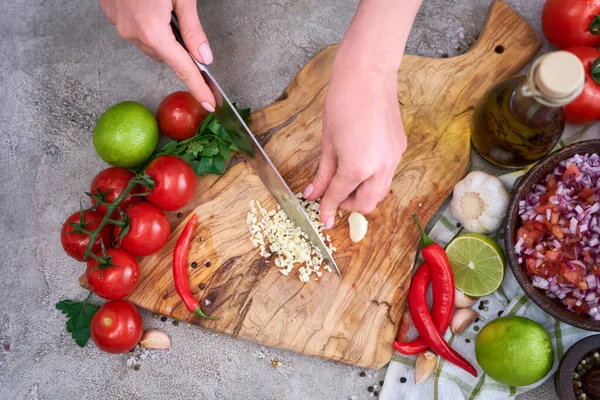 Donna Che Taglia Trita Aglio Con Coltello Tavola Legno — Foto Stock