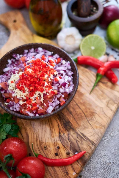 Making Salsa Dip Sauce Chopped Garlic Tomatoes Onion Wooden Bowl — ストック写真