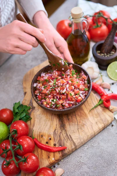 Herstellung Von Salsa Dip Sauce Frau Mischt Gehackte Zutaten Holzschale — Stockfoto