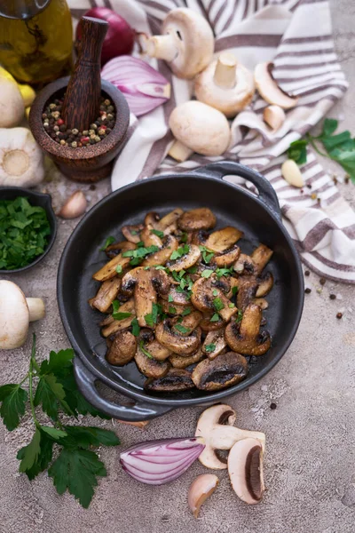 Black Ceramic Bowl Fried Mushrooms Grey Concrete Background — Stock Photo, Image