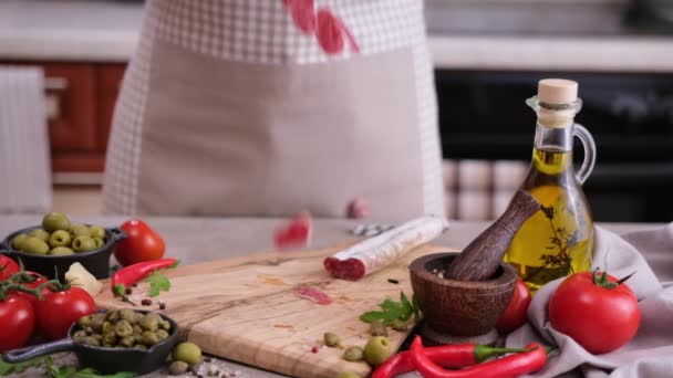 Trozos Salchichas Cortadas Rodajas Que Caen Sobre Una Tabla Cortar — Vídeos de Stock