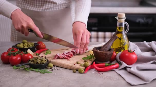 Женщина Нарезает Фуэт Колбасу Ножом Кухне — стоковое видео