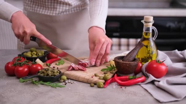 Женщина Нарезает Фуэт Колбасу Ножом Кухне — стоковое видео