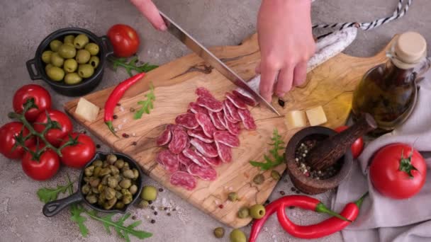 Femme Tranchant Saucisse Fuet Avec Couteau Dans Cuisine Domestique — Video