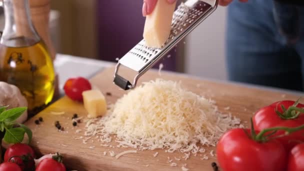 Hacer Pasta Carbonara Rallar Queso Parmesano Sobre Tabla Cortar Madera — Vídeos de Stock