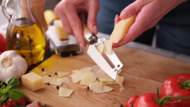 Разрезание Итальянского Сыра Пармезан Деревянной Доске Домашней Кухне — стоковое видео
