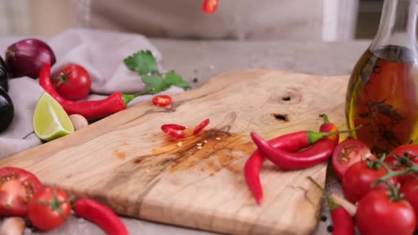 Sliced Chopped Chili Pepper Wooden Cutting Board Domestic Kitchen — Vídeos de Stock