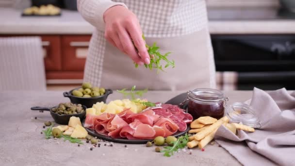 Het Maken Van Vlees Kaas Antipasto Plater Vrouw Gieten Arugula — Stockvideo