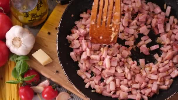 Making Pasta Carbonara Mixing Chopped Pancetta Bacon Frying Pan — ストック動画