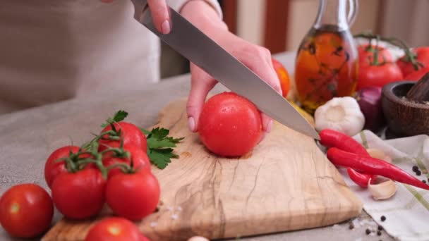 Mulher Fazendo Cortes Para Branqueamento Tomate — Vídeo de Stock