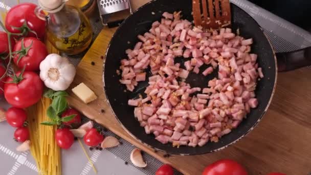 Making Pasta Carbonara Mixing Chopped Pancetta Bacon Frying Pan — 图库视频影像