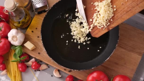 Herstellung Von Nudeln Carbonara Gießen Gehackten Knoblauch Pfanne — Stockvideo