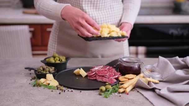 Het Maken Van Vlees Kaas Antipasto Plater Vrouw Zet Stukjes — Stockvideo