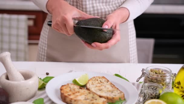 Woman Hands Cut Halves Open Ripe Avocado Fruit — ストック動画