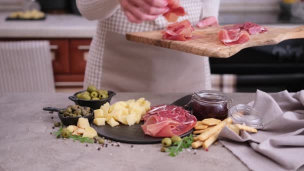 Het Maken Van Vlees Kaas Antipasto Plater Vrouw Zetten Stukken — Stockvideo