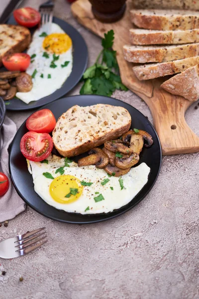 Close View Fried Egg Mushrooms Bread Frying Pan —  Fotos de Stock