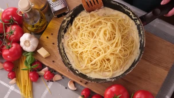 Making Pasta Carbonara Mixing Spaghetti Sauce Made Cream Chopped Pancetta — стоковое видео