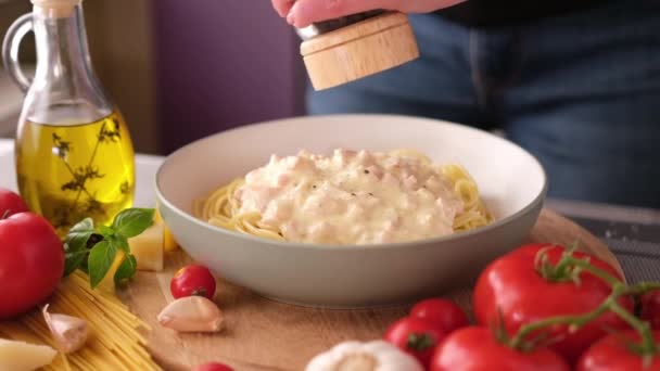 Making Pasta Carbonara Adding Pepper Spices Spaghetti Ceramic Dish — Vídeo de stock