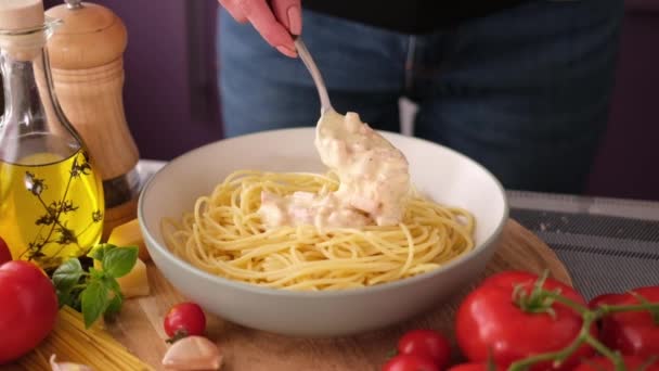 Making Pasta Carbonara Adding Cream Sauce Pancetta Spaghetti Ceramic Dish — Vídeo de stock