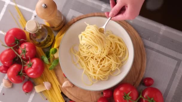 Making Pasta Carbonara Putting Spaghetti Ceramic Dish — Video Stock
