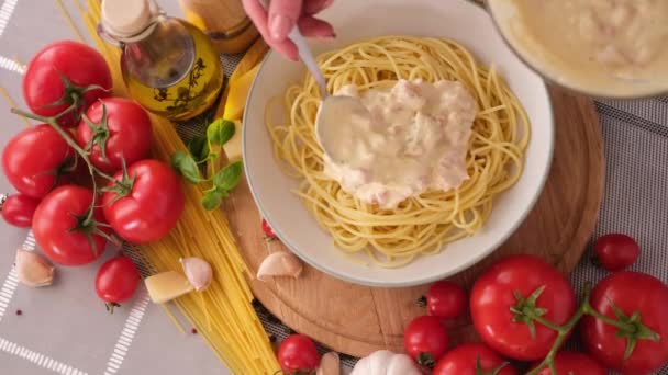 Making Pasta Carbonara Adding Cream Sauce Pancetta Spaghetti Ceramic Dish — Video Stock