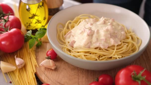 Making Pasta Carbonara Adding Cream Sauce Pancetta Spaghetti Ceramic Dish — стоковое видео