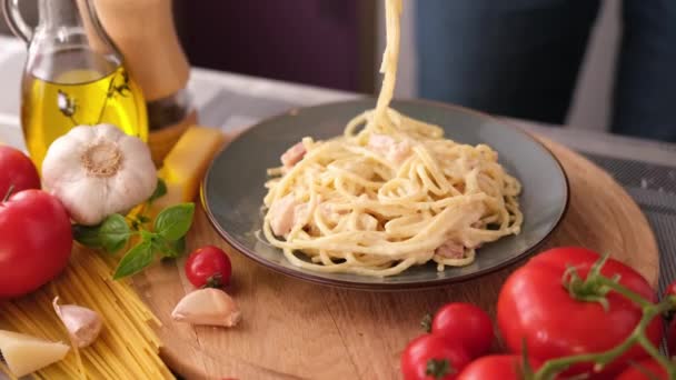 Making Pasta Carbonara Putting Spaghetti Ceramic Dish — Αρχείο Βίντεο