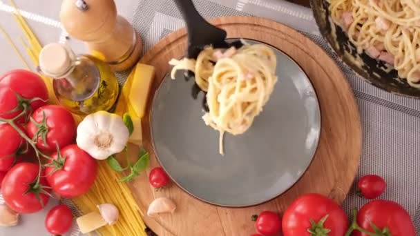Making Pasta Carbonara Putting Spaghetti Ceramic Dish — 图库视频影像