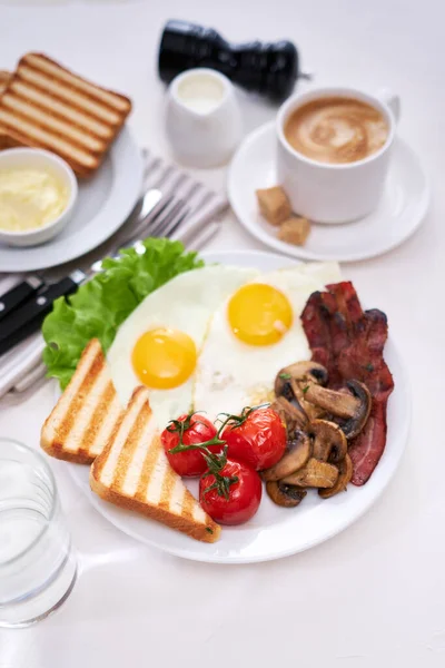 Fried Eggs Bacon Tomato Toasted Bread White Ceramic Plate Cup — Zdjęcie stockowe