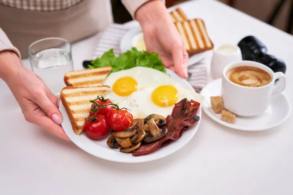 Fried Eggs Bacon Tomato Toasted Bread White Ceramic Plate Cup — Stockfoto