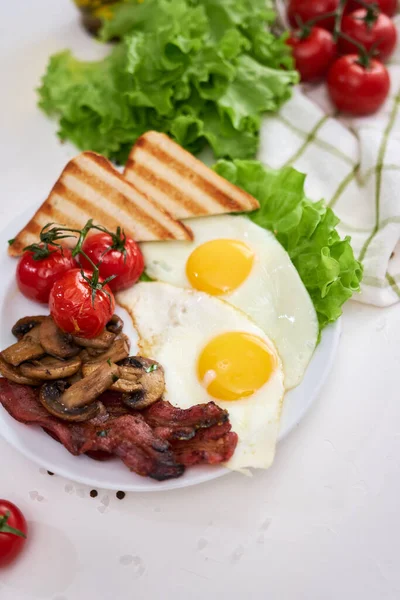 Fried Eggs Bacon Tomato Toasted Bread White Ceramic Plate — стоковое фото