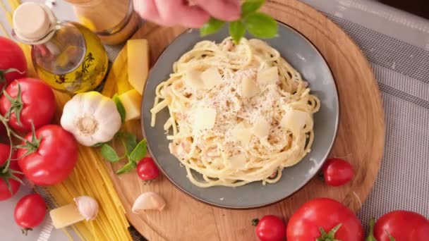 Making Pasta Carbonara Pouring Fresh Basil Parmesan Cheese Spaghetti Ceramic — Stock Video