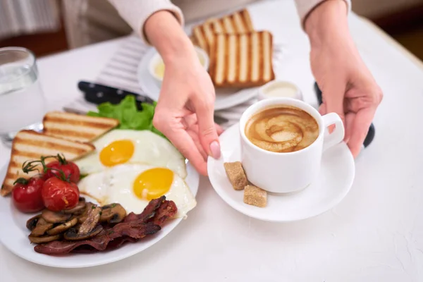 Fried Eggs Bacon Tomato Toasted Bread White Ceramic Plate Cup — Stockfoto