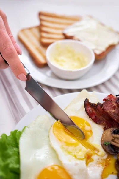 Kızarmış Yumurta Pastırma Domates Beyaz Seramik Tabakta Kızarmış Ekmek Bir — Stok fotoğraf