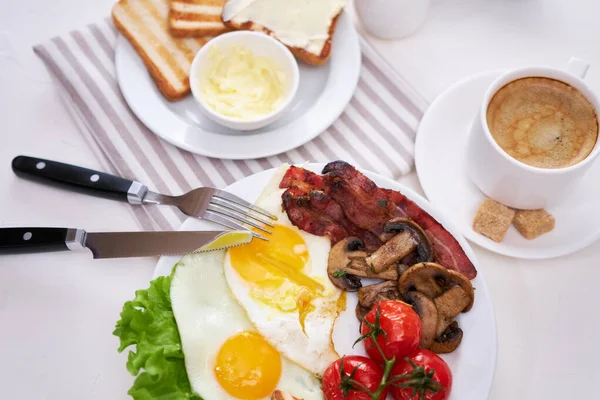 Fried Eggs Bacon Tomato Toasted Bread White Ceramic Plate Cup — Zdjęcie stockowe