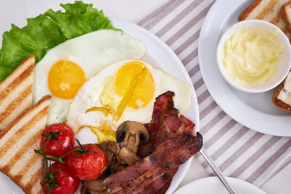 Fried Eggs Bacon Tomato Toasted Bread White Ceramic Plate Cup — Foto de Stock