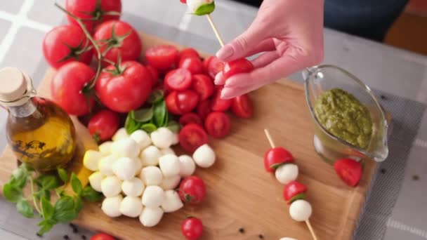 Making Caprese Canapes Sticking Cherry Tomatoes Mozzarella Cheese Balls Skewer — Stockvideo