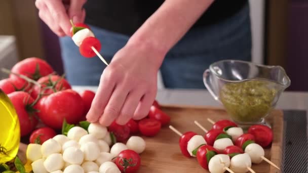 Making Caprese Canapes Sticking Cherry Tomatoes Mozzarella Cheese Balls Skewer — Stockvideo