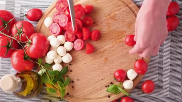 Making Caprese Salad Slicing Cherry Tomatoes Wooden Cutting Board — 비디오