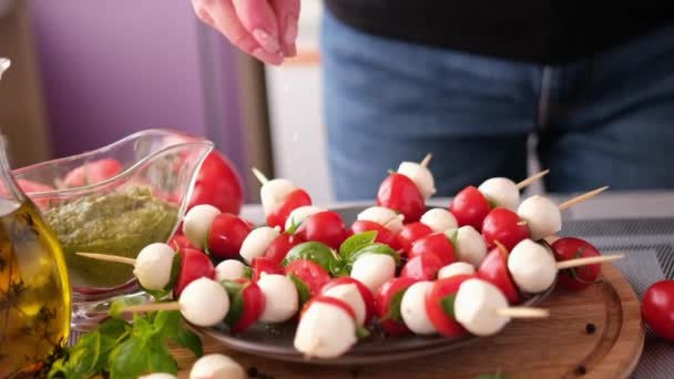 Salting Caprese Canapes Cherry Tomatoes Mozzarella Cheese Balls — Αρχείο Βίντεο