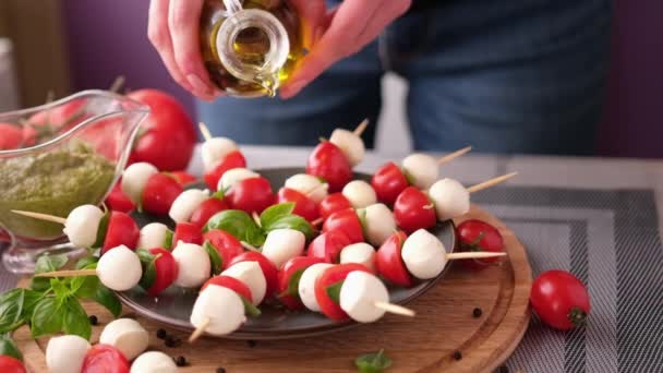 Pouring Olive Oil Caprese Canapes Cherry Tomatoes Mozzarella Cheese Balls — Stockvideo