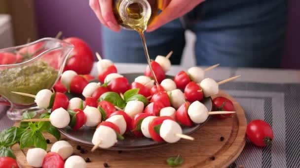 Pouring Olive Oil Caprese Canapes Cherry Tomatoes Mozzarella Cheese Balls — Αρχείο Βίντεο