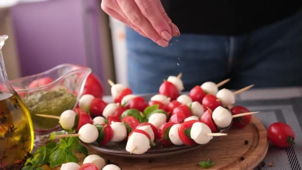 Salting Caprese Canapes Cherry Tomatoes Mozzarella Cheese Balls — Wideo stockowe