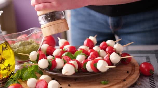 Pouring Grinded Pepper Caprese Canapes Cherry Tomatoes Mozzarella Cheese Balls — ストック動画