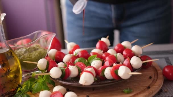Pouring Balsamic Sauce Caprese Canapes Cherry Tomatoes Mozzarella Cheese Balls — ストック動画