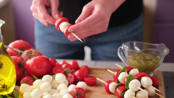 Making Caprese Canapes Sticking Cherry Tomatoes Mozzarella Cheese Balls Skewer — Stockvideo