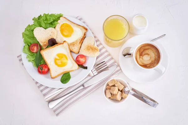 Смажене Яйце Тості Хліб Чашка Свіжої Гарячої Кави Світло Сірому — стокове фото