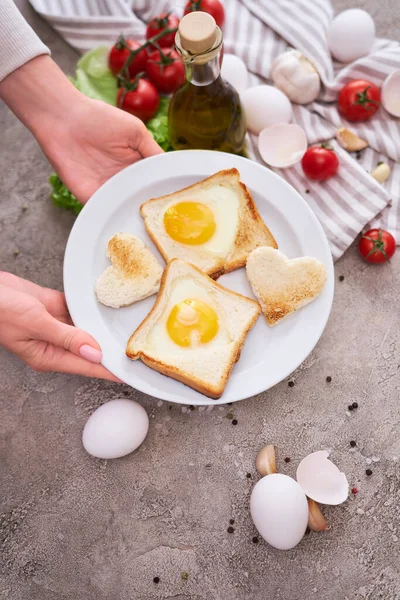 Woman Pits Plate Fried Egg Toast Bread Concrete Table Breakfast — Stockfoto