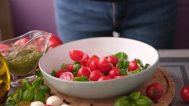 Making Caprese Salad Fresh Sliced Cherry Tomatoes Falling Ceramic Dish — Vídeo de Stock